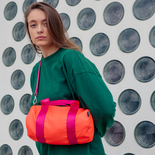 NEON Medium Weekender aus recyceltem Material in Dunkelorange