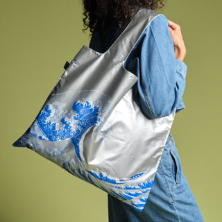 KATSUSHIKA HOKUSAI La Gran Ola Bolsa Metálica Plateada